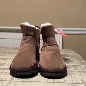 Muk Luks Tan Suede Ankle Boots with White Fur Lining